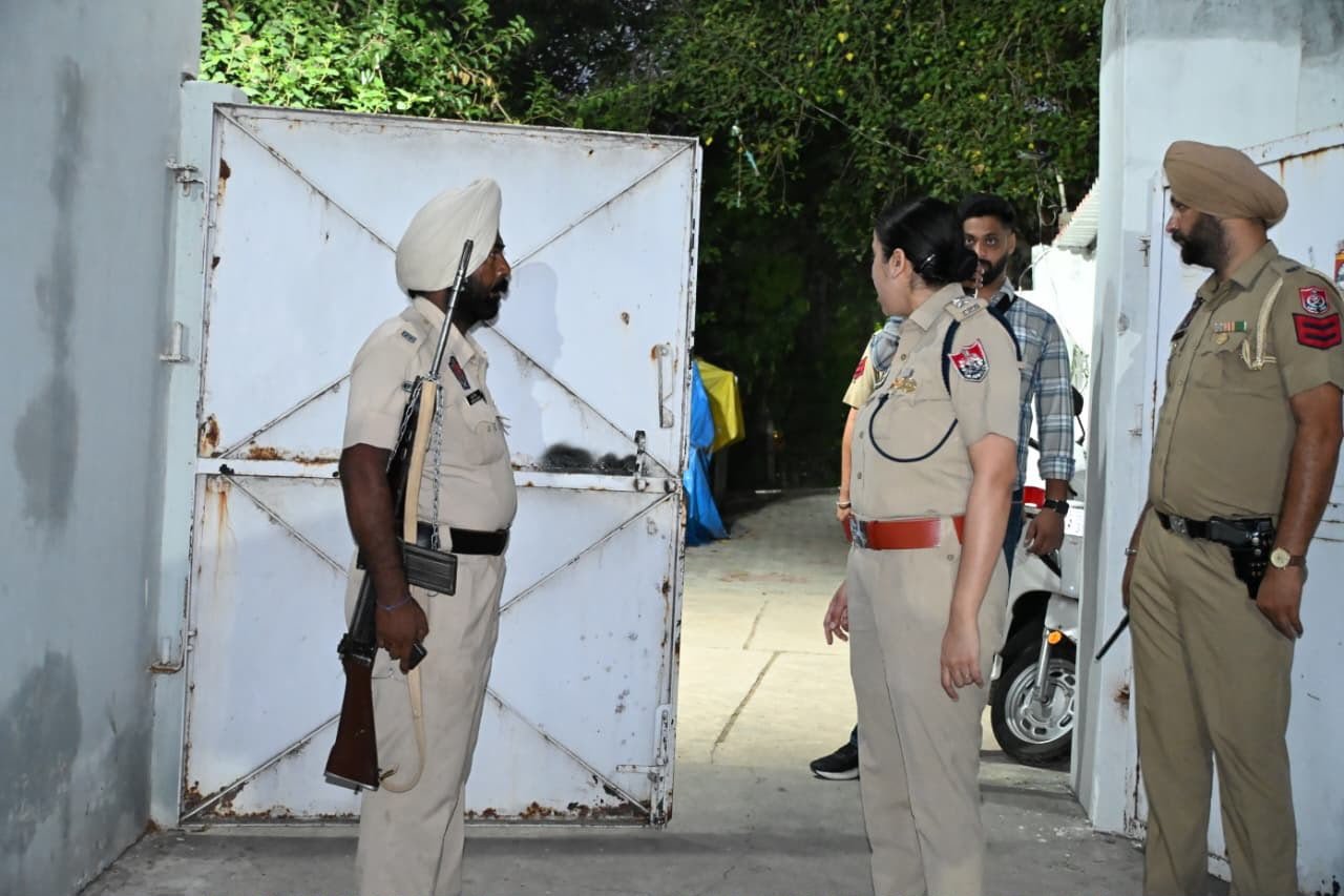 Punjab: खन्ना एसएसपी ने थानों और कमांड सेंटर का किया औचक निरीक्षण