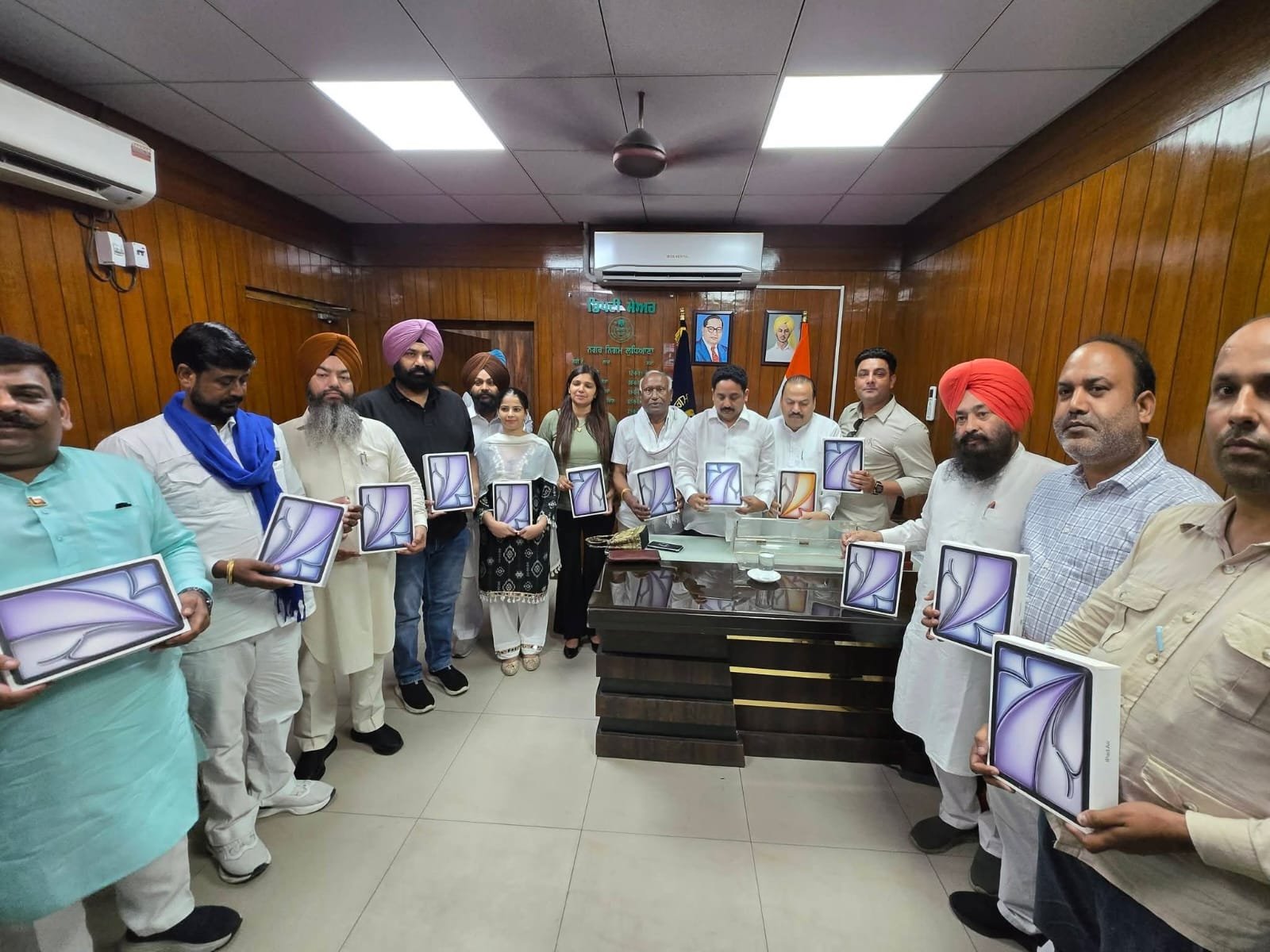 नगर निगम लुधियाना ने ई-ऑफिस की ओर बड़ा कदम उठाया, सीनियर डिप्टी मेयर और डिप्टी मेयर ने पार्षदों को टैबलेट बांटे
