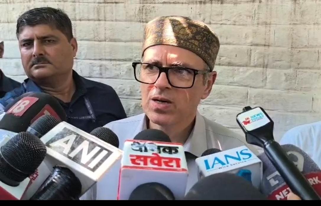 CM उमर अब्दुल्ला ने गुंड बस दुर्घटना पर जताई चिंता, घायलों के सर्वोत्तम इलाज का दिया निर्देश