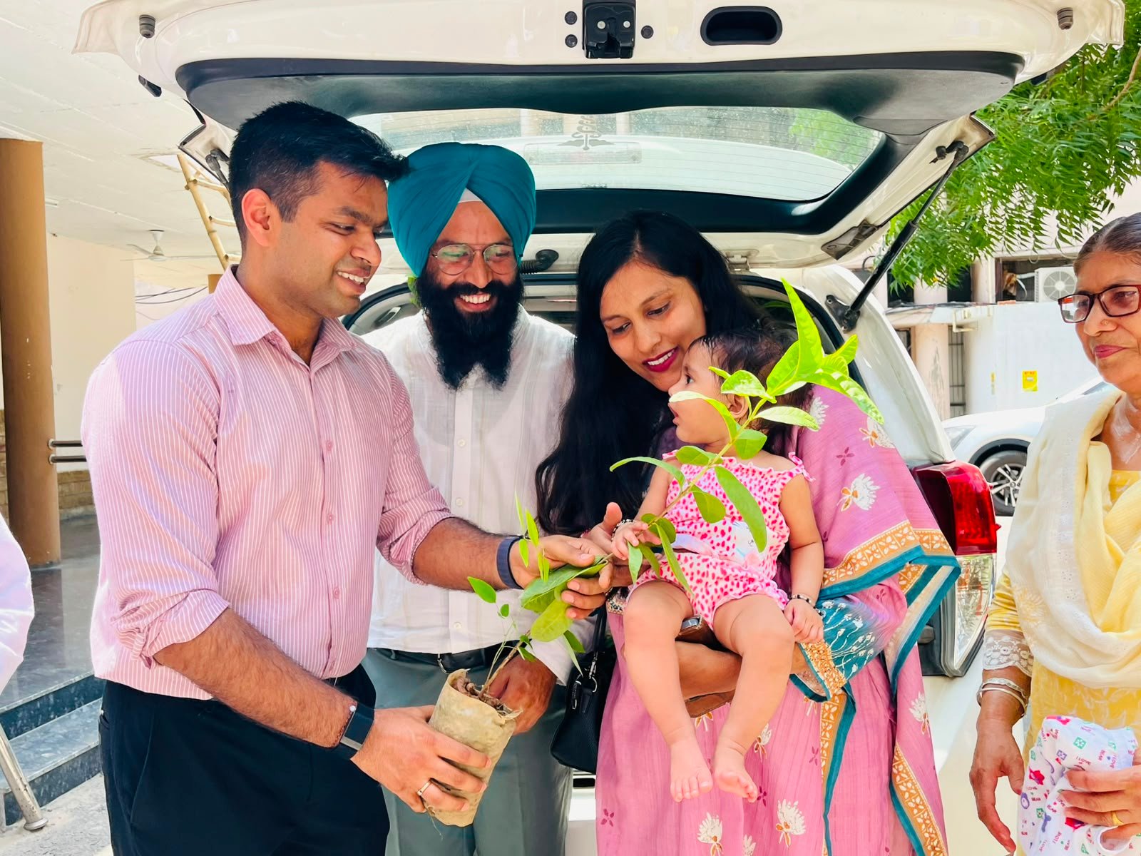 सकून ट्रस्ट ने डीसी कार्यालय परिसर में 100 से अधिक पौधों का किया वितरण, हरियाली का दिया संदेश