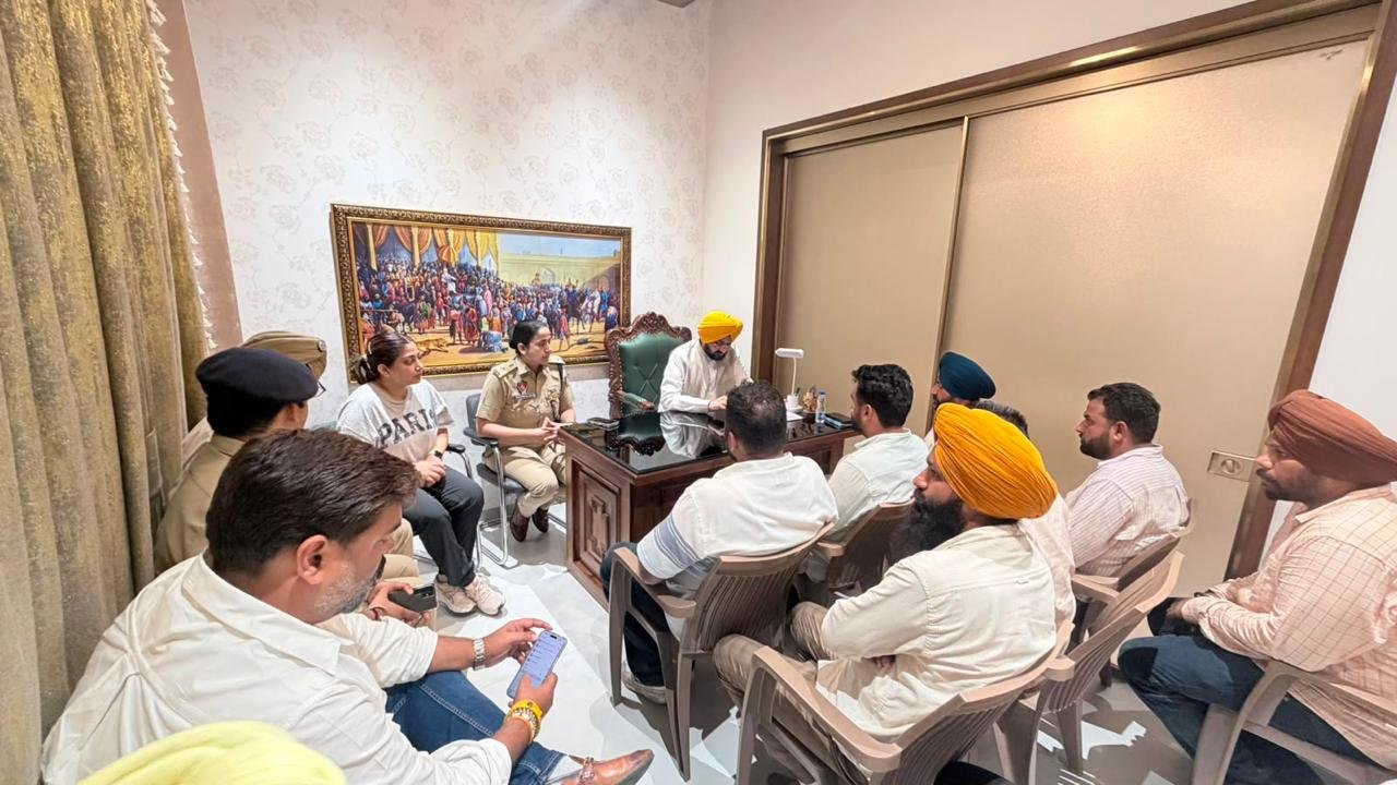 खन्ना में मनरेगा श्रमिकों का प्रदर्शन, मंत्री तरुणप्रीत सौंध ने अस्पताल पहुंचकर दिया मांगें पूरी करने का भरोसा