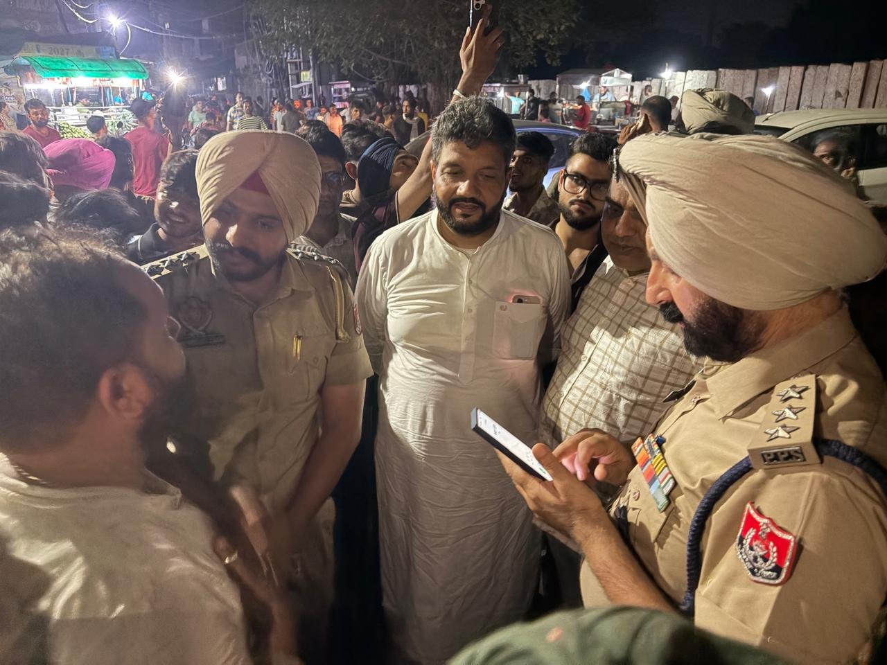 अमृतसर में बिजली कटौती से लोगों का फूटा गुस्सा, मोहकमपुरा चौक पर सड़क जाम कर दिया धरना