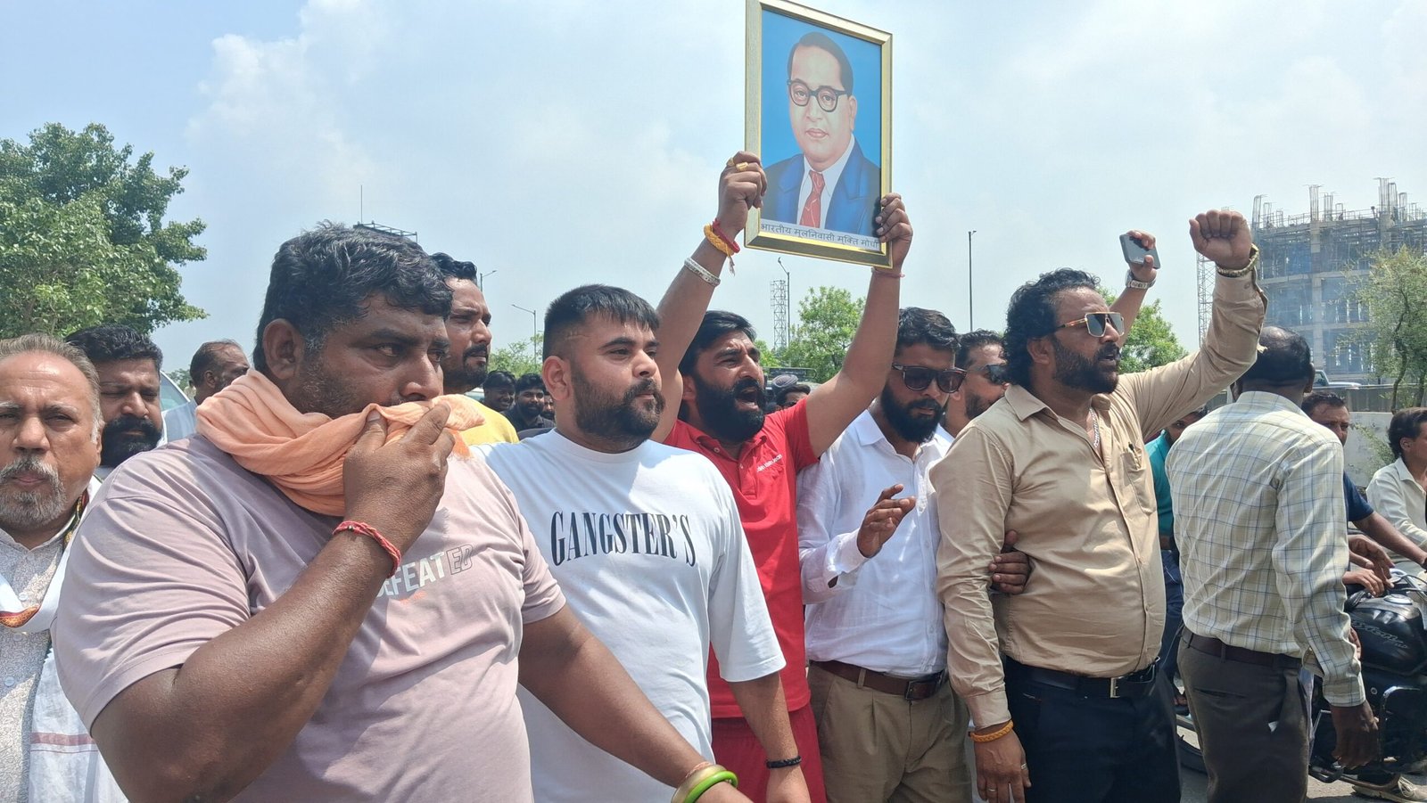 वाल्मीकि समुदाय के लोगों का विरोध प्रदर्शन, दुकानें करवाई बंद