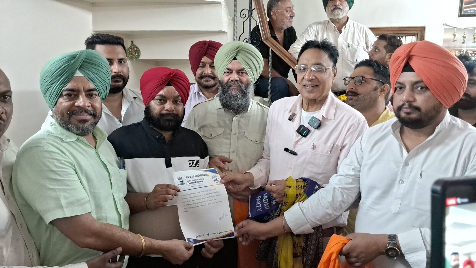 सैकड़ों और लोग आम आदमी पार्टी में हुए शामिल