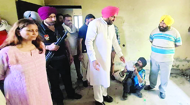 सांसद Gurjeet Singh Aujla ने किया अजनाला के OAT सैंटरों का दौरा