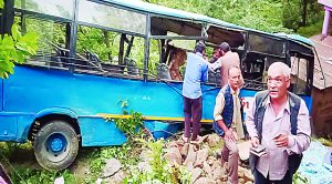 रामपुर हादसे ने छीनी 3 जिंदगियां; 50 फुट गहरी खाई में गिरी एचआरटीसी बस, 21 घायल