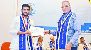 सफलता को मंजिल नहीं, नई यात्रा की शुरूआत मानें छात्र: कविंद्र गुप्ता