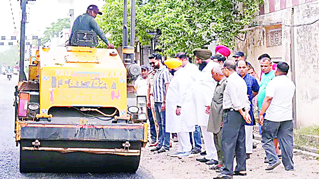 कैबिनेट मंत्री हरजोत सिंह बैंस ने वार्ड-11 में सड़क निर्माण कार्यों का निरीक्षण किया