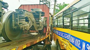 प्राइवेट स्कूल बस को ट्रक ने मारी टक्कर; परिचालक गंभीर घायल, बस क्षतिग्रस्त