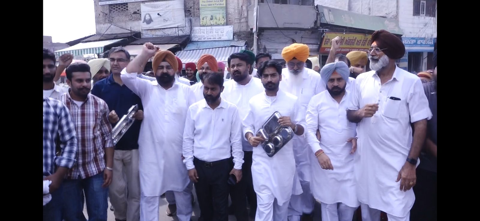 केंद्र के खिलाफ आम आदमी पार्टी का थाली बजाकर प्रदर्शन