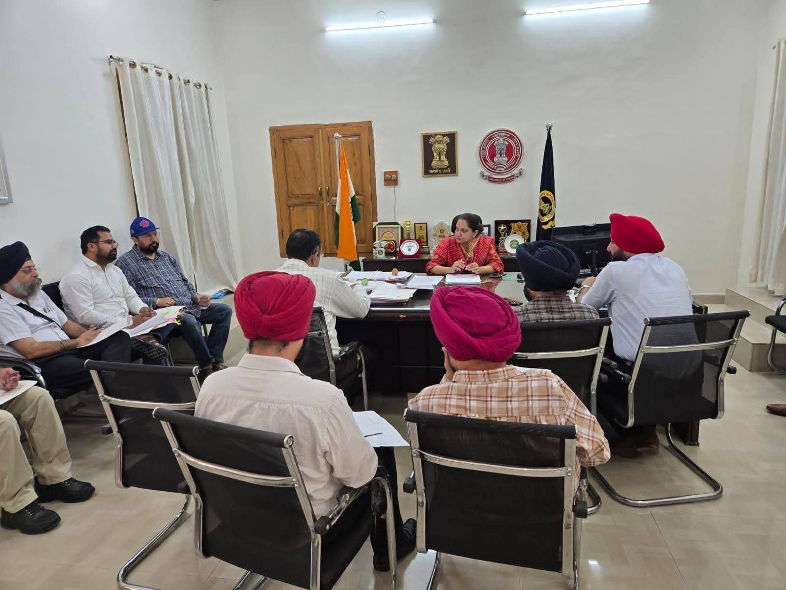 फाजिल्का में पराली प्रबंधन को लेकर प्रशासन सख्त, डिप्टी कमिश्नर ने अधिकारियों के साथ की समीक्षा बैठक