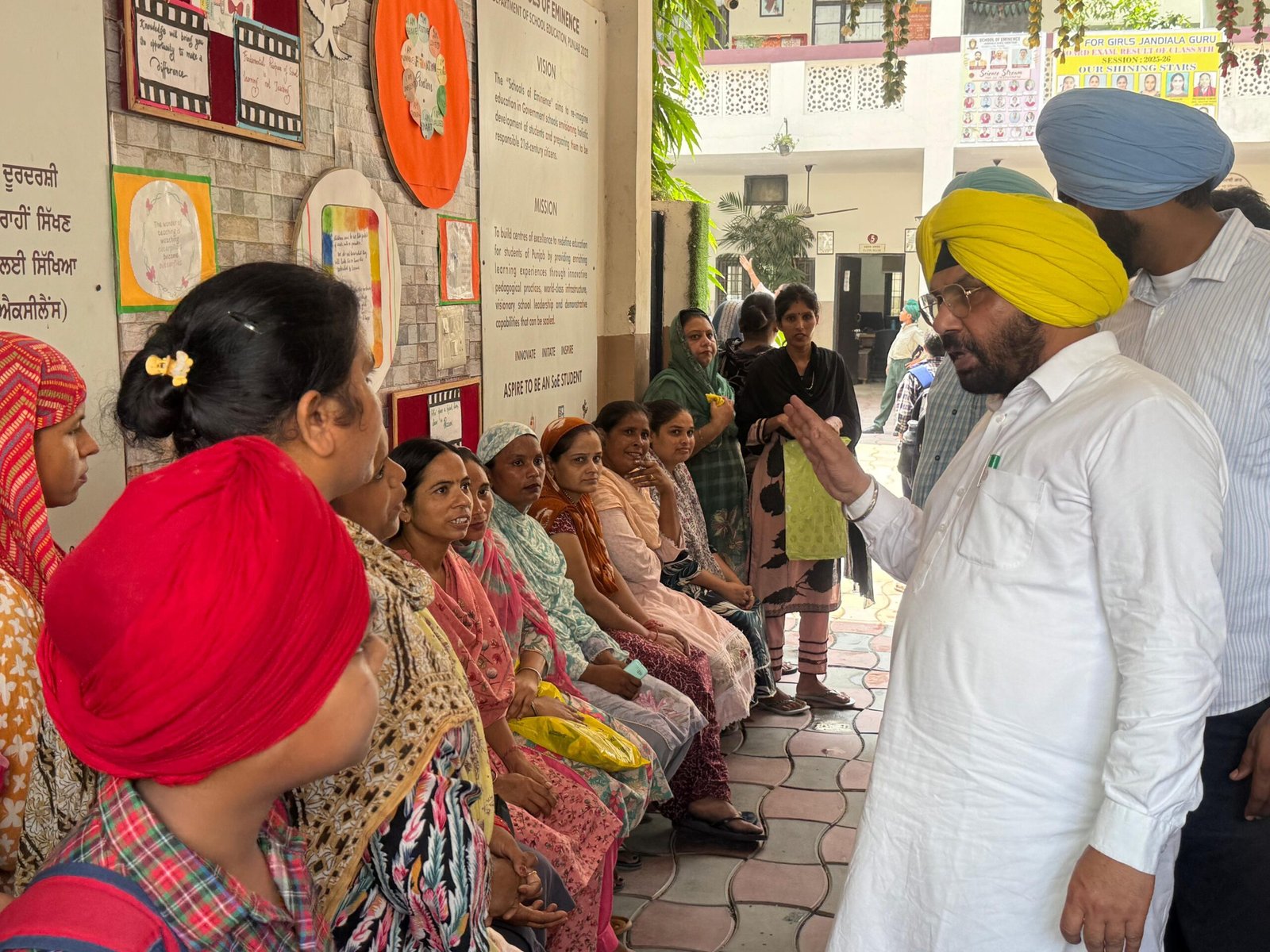 लोक निर्माण मंत्री हरभजन सिंह ई.टी.ओ. ने जंडियाला गुरु और तारागढ़ के सरकारी स्कूलों का किया निरीक्षण