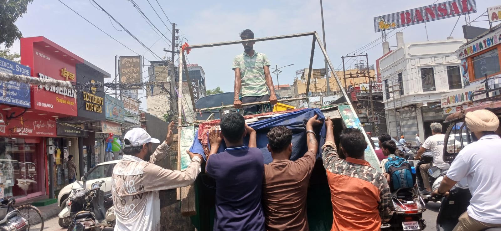 नगर निगम अमृतसर ने लॉरेंस रोड स्थित बिजली पहलवान मंदिर के बाहर से अतिक्रमण हटाया, दी सख्त चेतावनी