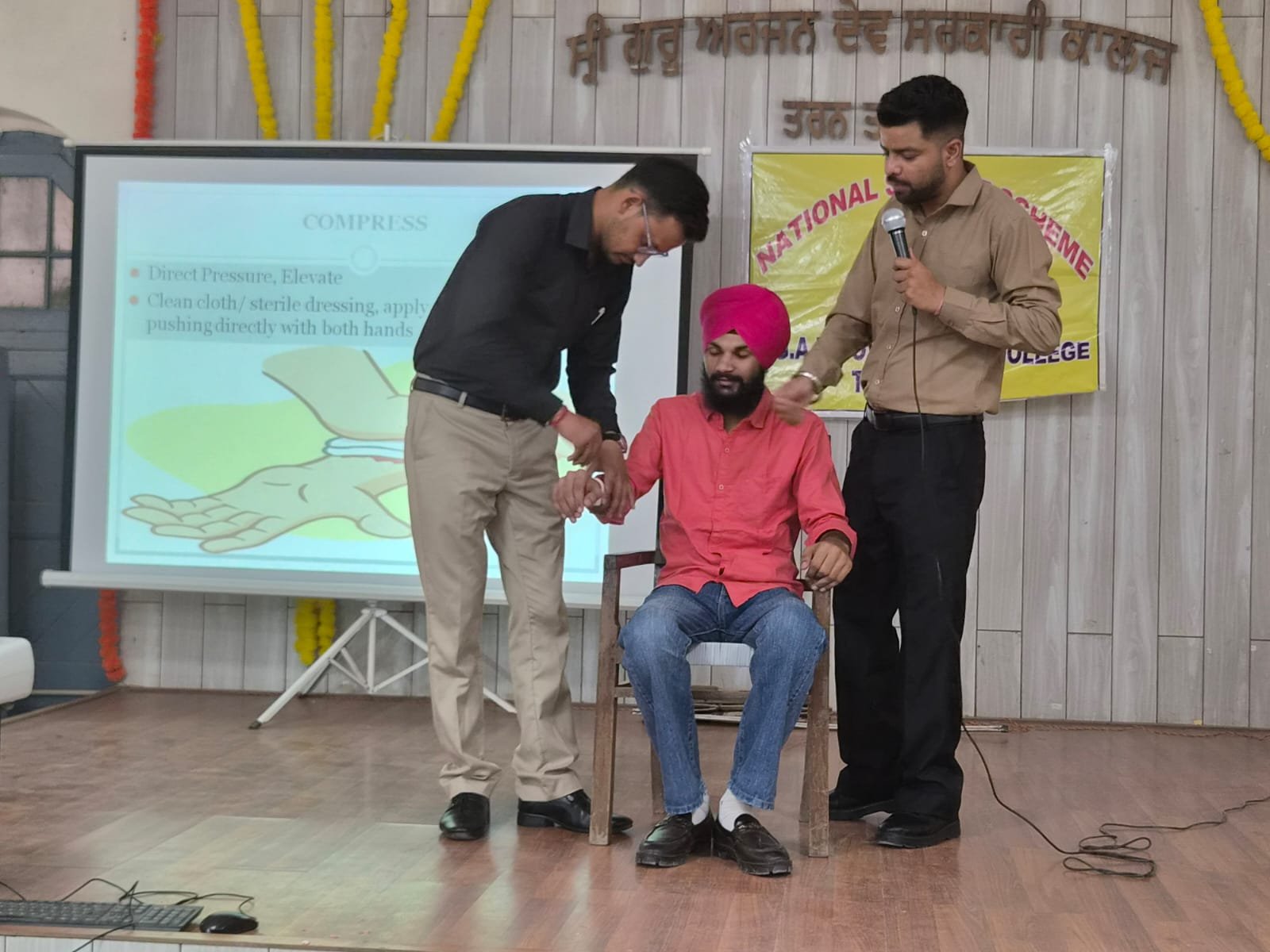 वॉलंटियर्स को ब्लीडिंग कंट्रोल, रेस्क्यू नोट्स, रस्सी टेक्नीक और बाढ़ मैनेजमेंट की दी ट्रेनिंग