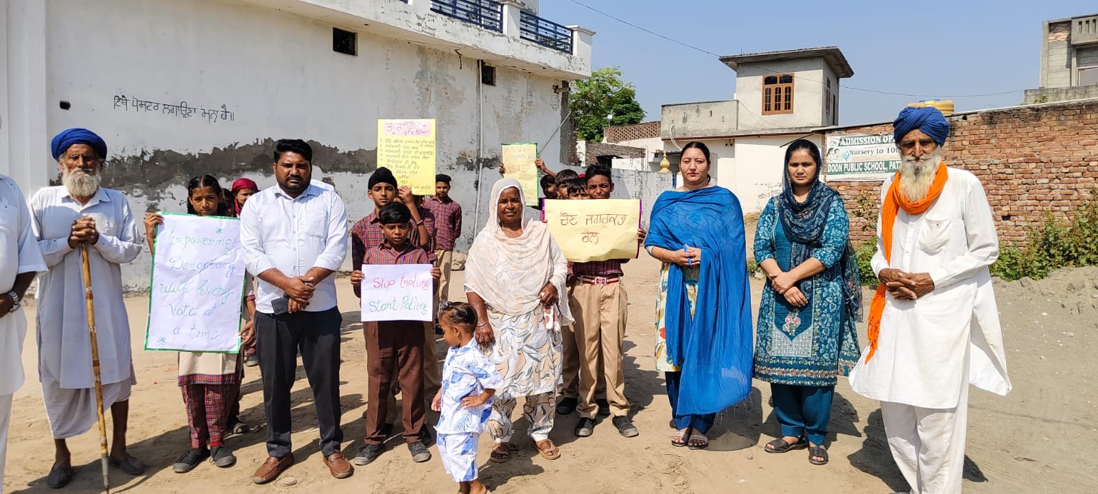 स्टूडेंट्स ने घर-घर जाकर वोटर्स को मतदान अधिकारों के प्रति किया जागरूक