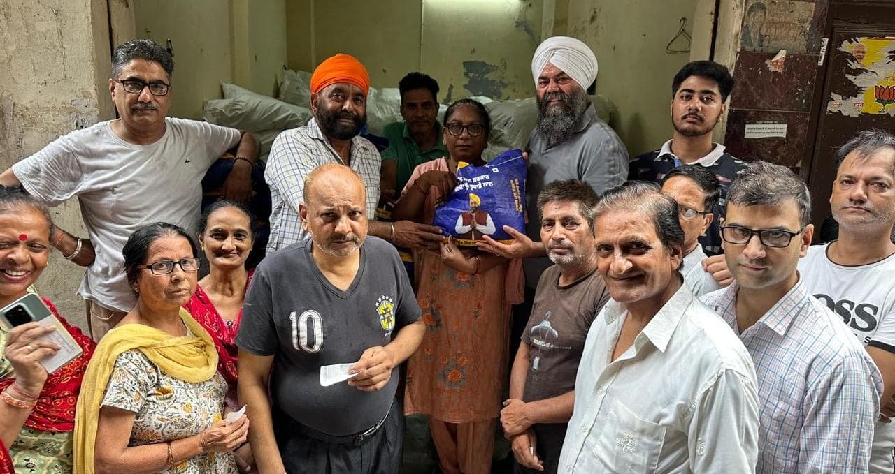 जरनैल सिंह धोत के नेतृत्व में गरीबों को बांटी राशन किट
