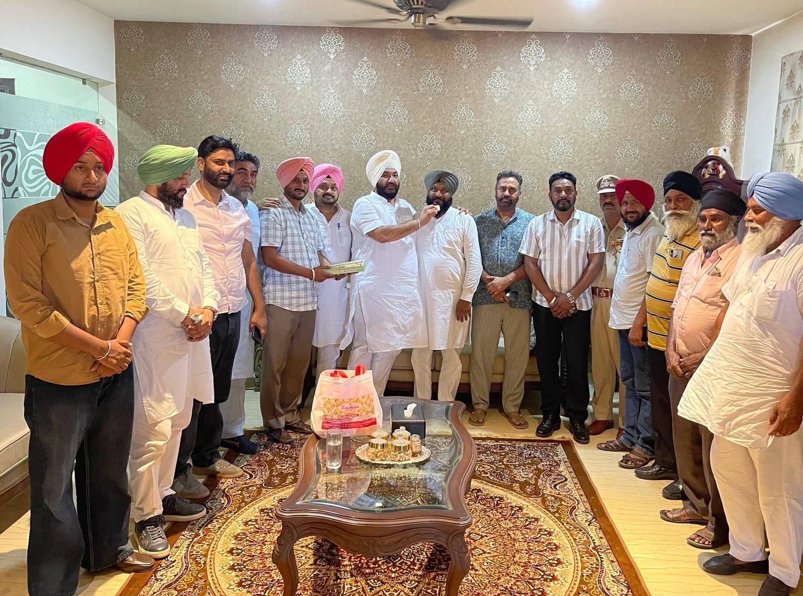 मजीठा मार्केट कमेटी के नए चेयरमैन को वरिष्ठ नेता तलबीर सिंह गिल ने किया सम्मानित