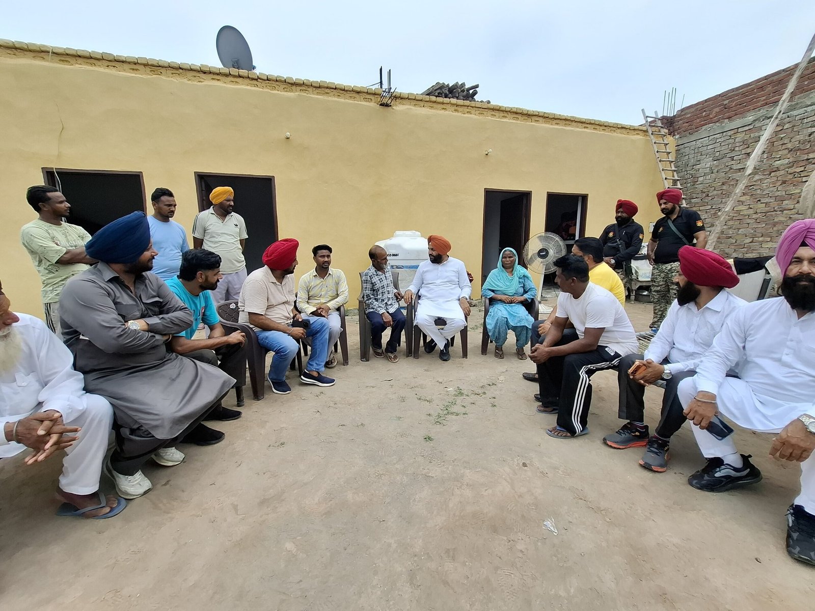 बाढ़ पीड़ित परिवार को सौंपा नया घर, राहुल गांधी का वादा पूरा
