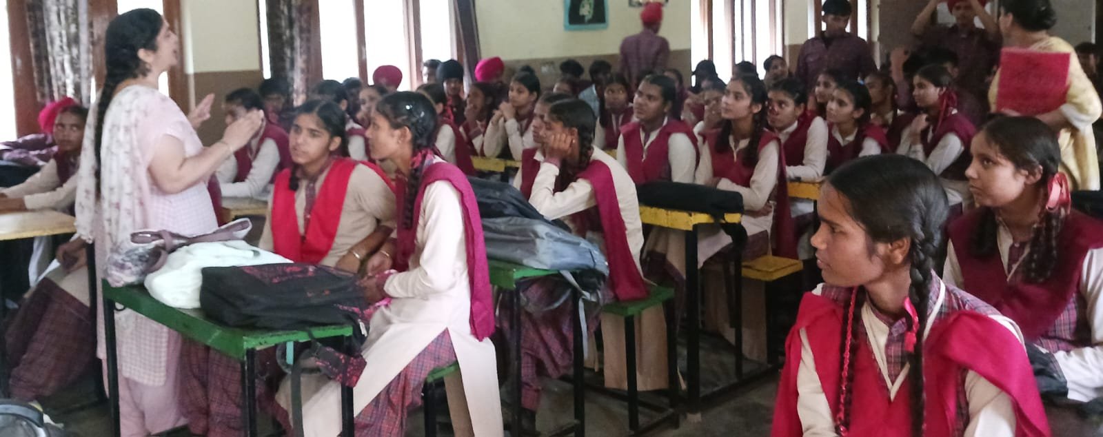 SIR 2026: स्कूल स्टूडेंट्स ने चलाया अवेयरनेस कैंप, घर-घर जाकर महिलाओं को वोटिंग अधिकार के प्रति किया जागरूक