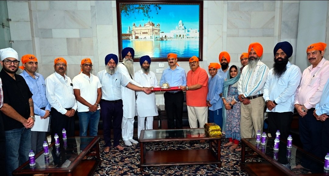 महिंद्रा के प्रतिनिधिमंडल ने सचखंड श्री हरमंदिर साहिब में टेका माथा
