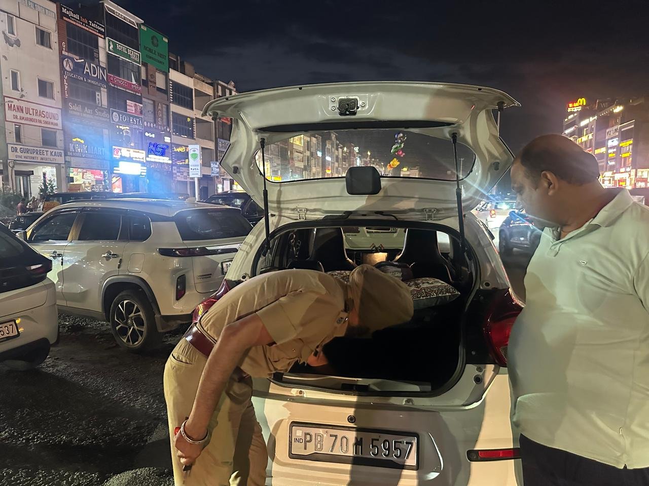 पूरे शहर में कड़ी नाकाबंदी करके गाड़ियों की स्पेशल चेकिंग