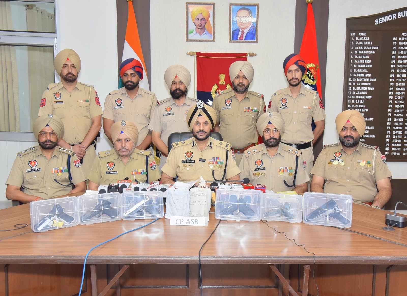 दो लोग 6 पिस्टल, किलो हेरोइन और नकदी के साथ पकड़े