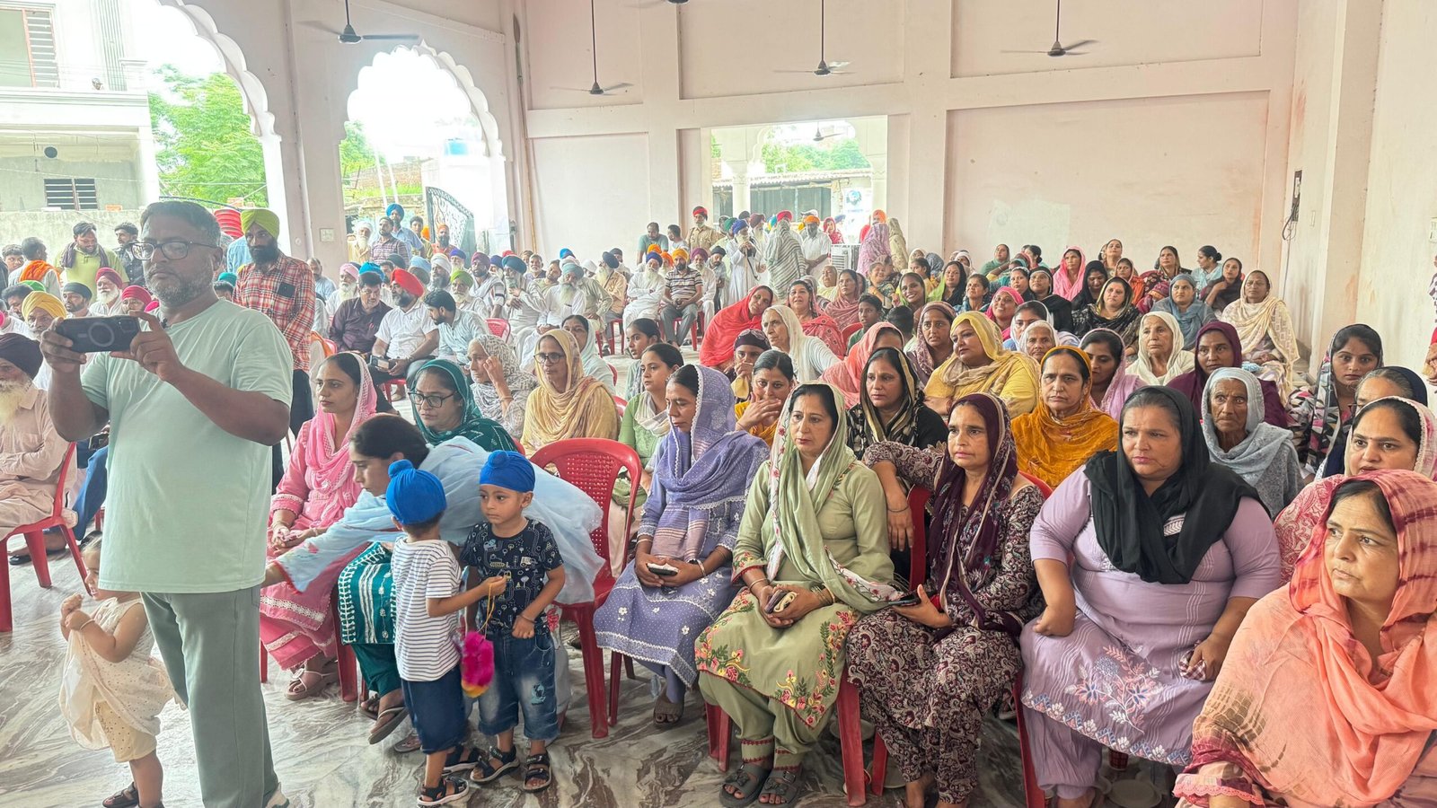 ETO ने जंडियाला गुरु विधानसभा क्षेत्र के विभिन्न गांवों में आयोजित जन मिलनी कार्यक्रमों के दौरान सुनीं लोगों की समस्याएं