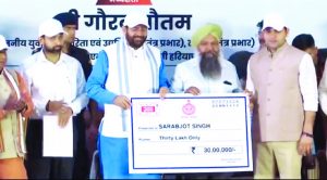 धीन के ओलंपियन सरबजोत सिंह को 30 लाख का सम्मान, सीएम सैनी ने पिता को सौंपा चैक