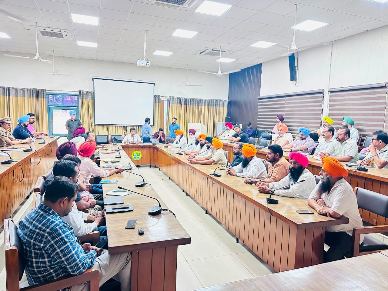 राहों रोड की बदहाल सड़कों और अतिक्रमण पर किसानों का प्रदर्शन