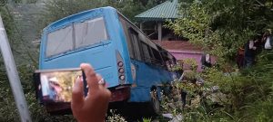 रामपुर उपमंडल में HRTC बस दुर्घटनाग्रस्त, 2 लोगों की मौत, घायलों का इलाज जारी