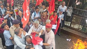 शिमला में किसानों का जोरदार प्रदर्शन: FTA के विरोध में उपायुक्त कार्यालय के बाहर हुई धक्का-मुक्की