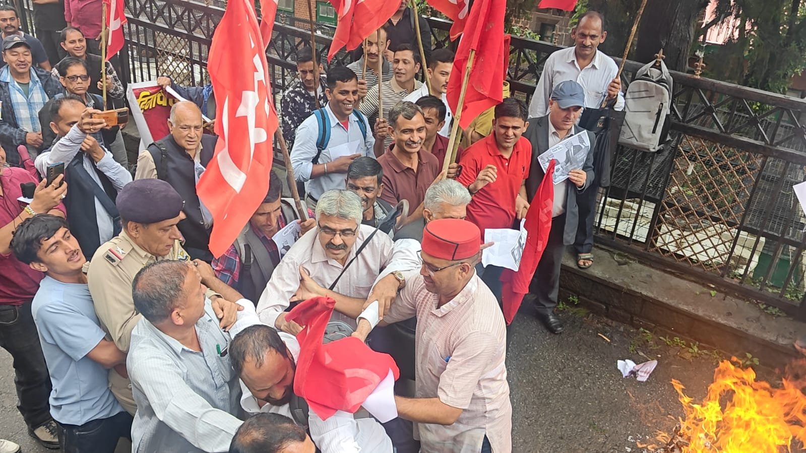 शिमला में किसानों का जोरदार प्रदर्शन: FTA के विरोध में उपायुक्त कार्यालय के बाहर हुई धक्का-मुक्की