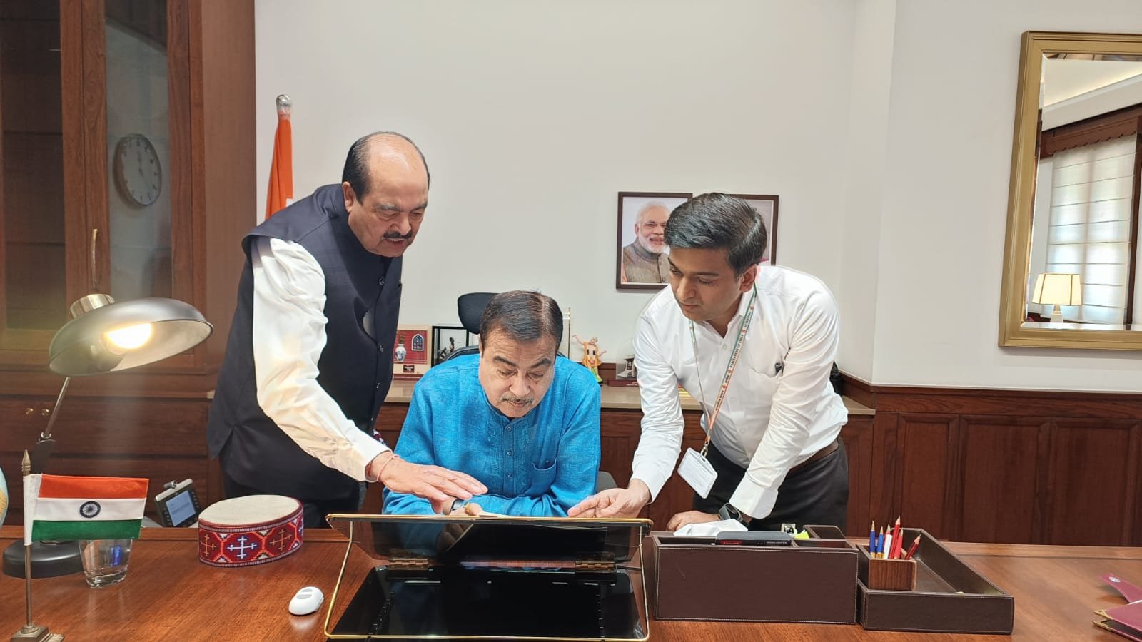 नितिन गडकरी से मिले हर्ष महाजन, सड़क परियोजनाओं पर अहम चर्चा