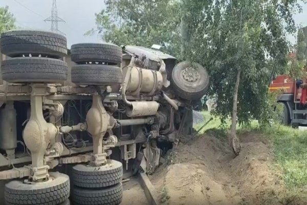 जालंधर: बजरी से भरा टिप्पर अनियंत्रित होकर सड़क पर पलटा, 4 KM लंबा जाम लगा