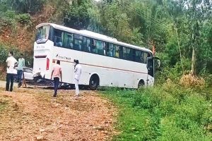 Kangra Accident: कांगड़ा के ढलियारा में चालक की सूझबूझ से टला बड़ा हादसा, 50 यात्रियों की बची जान