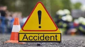 आजमगढ़ में भीषण सड़क हादसा: पेड़ से टकराकर पलटी तेज रफ्तार कार, 3 युवकों की मौत, 6 घायल
