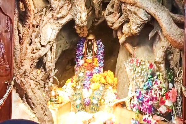 Himachal: अब बिना जेब वाले कपड़ों में होगी चढ़ावे की गिनती, बाबा बालकनाथ मंदिर में नया ड्रेस कोड लागू
