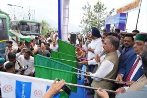 Himachal: सीएम सुक्खू ने 297 ई-बसों को हरी झंडी दिखाकर किया रवाना, बोले- प्रदेश सरकार पर्यावरण संरक्षण के लिए वचनबद्ध