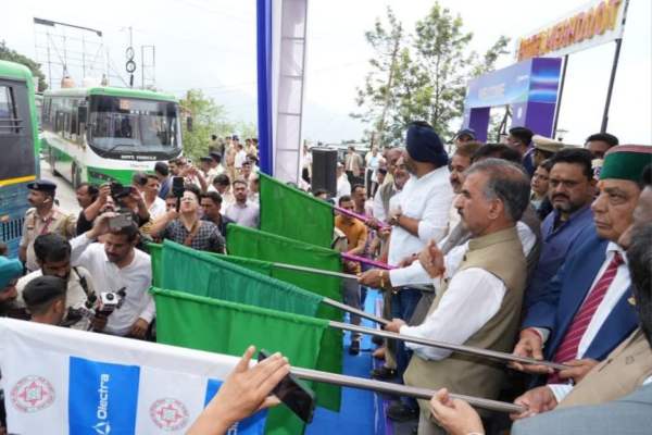 Himachal: सीएम सुक्खू ने 297 ई-बसों को हरी झंडी दिखाकर किया रवाना, बोले- प्रदेश सरकार पर्यावरण संरक्षण के लिए वचनबद्ध