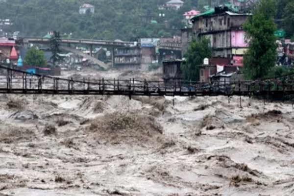 Himachal Rain: हिमाचल में बारिश का कहर, अब तक 15 लोगों की हुई मौत, 74 सड़कें बंद