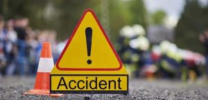 गुजरात में दर्दनाक हादसाः खड़े ट्रक से टकराई कार, एक ही परिवार के 4 लोगों की मौत, कई घायल