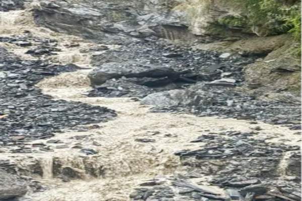हिमाचल: भरमौर में बारिश में अस्थायी पुल बहा, मंदिर से लौट रहे श्रद्धालु नाले के पार फंसे