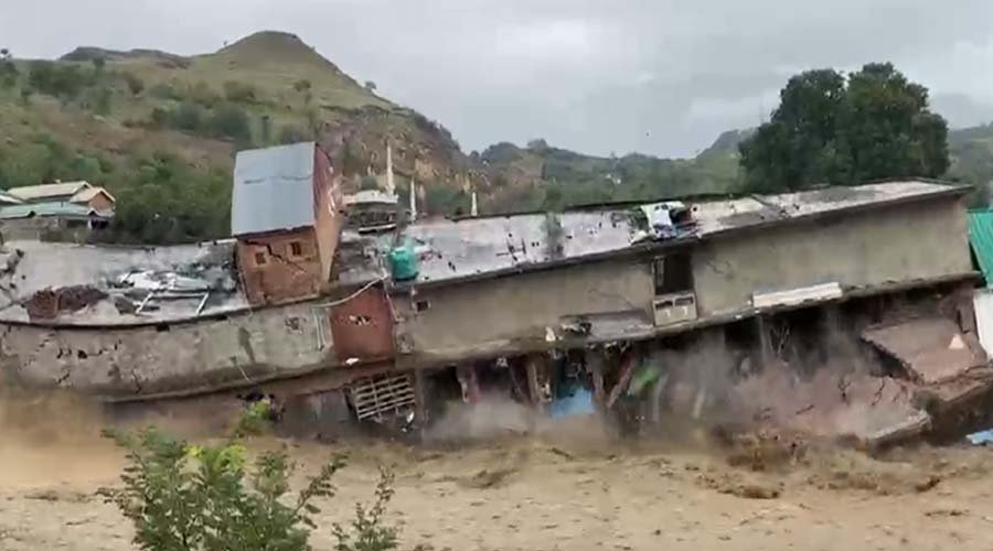 JK News: बीरवाह में बाढ़ का कहर, पानी के तेज बहाव में बहा म्युनिसिपल शॉपिंग कॉम्प्लेक्स