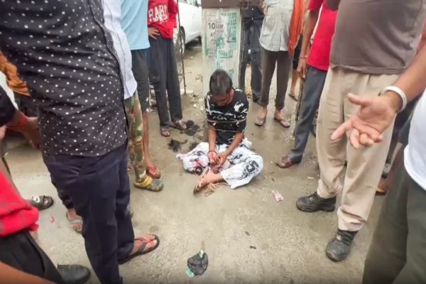जालंधरः रामनगर में मोबाइल चुराता चोर काबू, खंभे से बांधकर जमकर पीटा