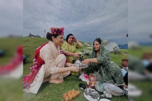 बिजली महादेव पहुंचीं कंगना रनौत, ग्रामीणों संग चखा सिड्डू का स्वाद