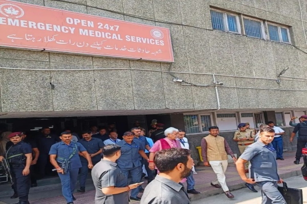 गंदेरबल बस हादसाः घायल अमरनाथ यात्रियों से मिलने SKIMS पहुंचे LG मनोज सिन्हा