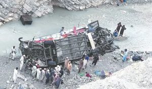 भीषण सड़क हादसा: गहरी खाई में गिरी सवारियों से भरी बस, 40 यात्रियों की दर्दनाक मौत