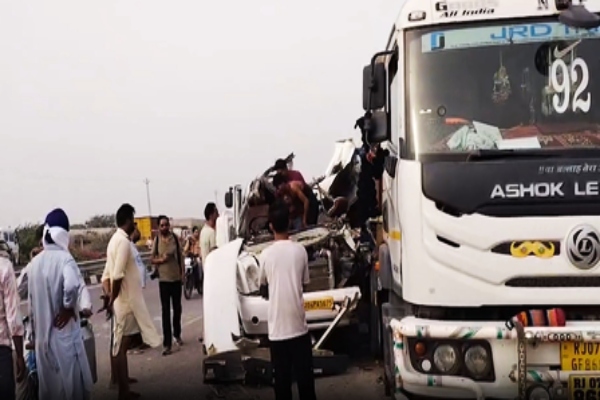 Punjab Accident: बठिंडा-बीकानेर हाईवे पर ट्रक से टकराई ट्रैवलर, 4 अमरनाथ तीर्थयात्रियों की मौत
