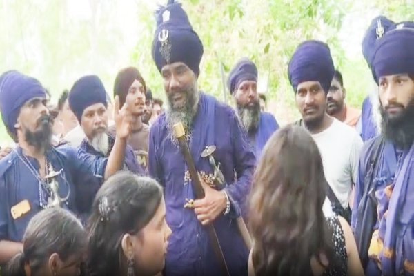 लुधियाना के पार्क में रील बना रही मां-बेटी को निहंगों ने रोका, पहनावे पर भी जताई आपत्ति, वीडियो कराया डिलीट