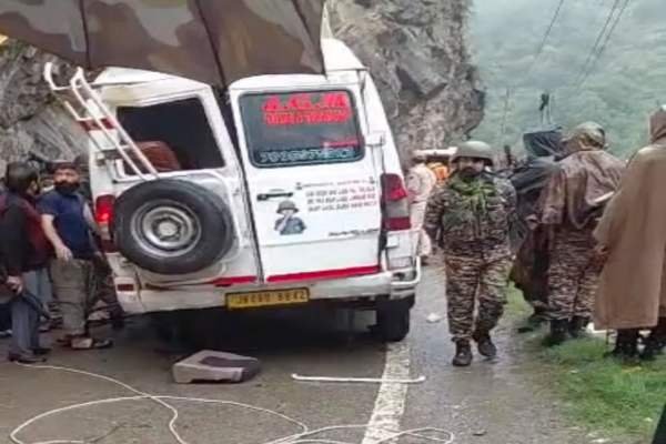 रामबन में बड़ा हादसा, जम्मू-श्रीनगर NH पर टेम्पो पर गिरा पत्थर, 2 लोगों की मौत